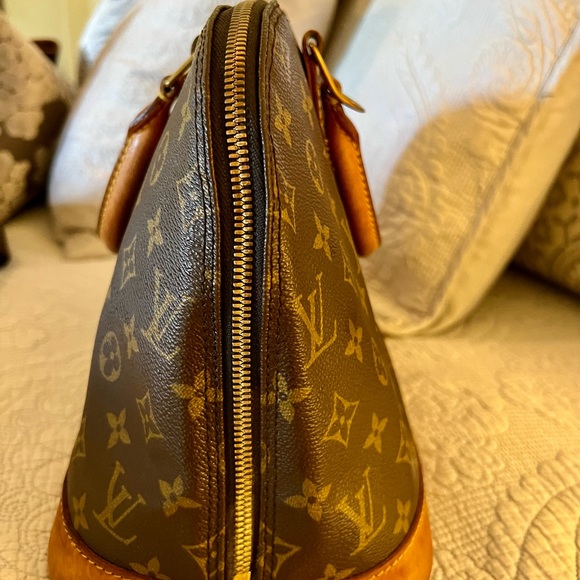 Authentic Louis Vuitton Monogram Alma - Picture 4 of 9